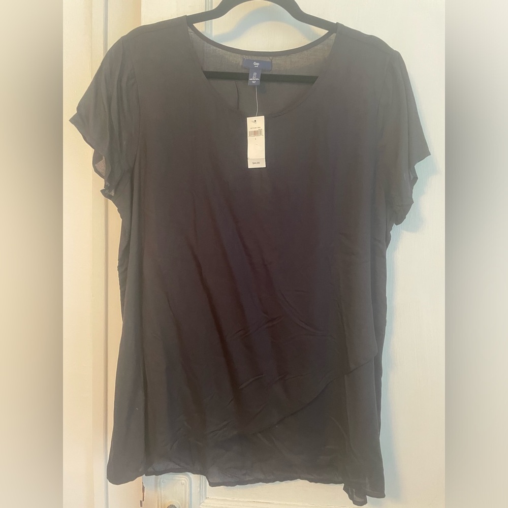 New with tags on GAP BLACK SCOOP NECK W FRONT‎ OVERLAY CHASE